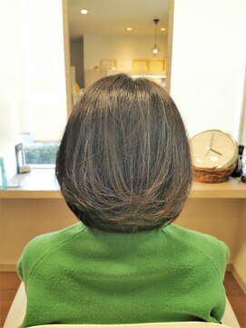 ドゥージングヘアースクラッチ(Dozing Hair Scratch) アイロンで作る丸み流れボブ