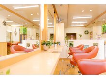 アトリエプレールの雰囲気（朝日の眩しい明るい店内でお寛ぎください。）