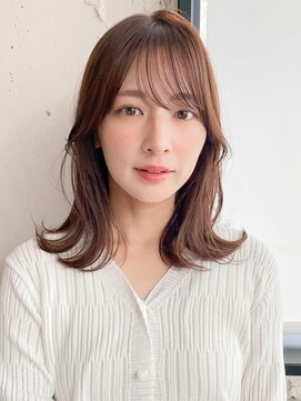 アグノス 青山(Agnos) 大人ガーリーダークアッシュミディアムレイヤーカット 小顔