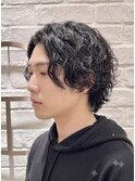 波巻きパーマセンターパート黒髪ビジカジバーバー毛流れパーマ