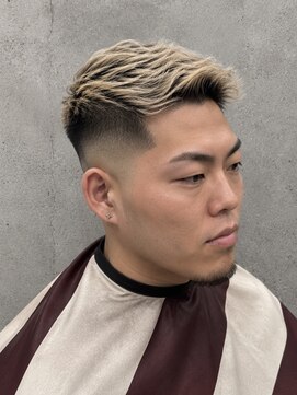 フジヤマバーバーショップ アジト(FUJIYAMA BARBER SHOP ajito) スキンフェード×ブロンドアップバング 明石/西明石/大久保