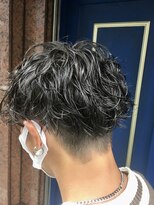 エレナ(elena)&nbsp;スパイラルパーマニュアンスマッシュサイドパートかき上げ