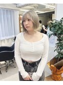 切りっぱなしボブミルクティーアッシュハイトーンカラー