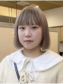 グレージュ切りっぱなしボブ前髪ありミニボブミルクティベージュ
