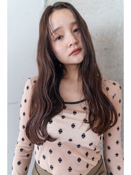 自然なクセのような横波ウェーブがコケティッシュな雰囲気