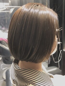 カミノイロ ミントグレージュのボブ