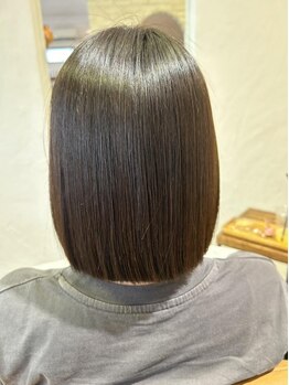 髪本来の弱酸性に近い薬剤"酸性ストレート"で、ダメージレスにナチュラルストレートを叶える♪