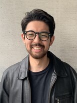 イナフ(ENUFF)&nbsp;自身の癖毛を活かす大人向けアップバングスタイル