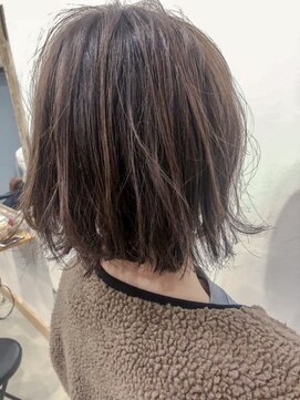 エルモ(ELMO) 外ハネくせ毛風スタイル