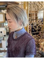 ガレージ(GARAGE)&nbsp;ホワイトベージュ　切りっぱなしボブ