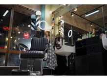 タイト スワッグ バーバーワークス(TIGHT SWAG BARBERWORKS)の雰囲気（まるでアメリカのバーバーショップのような店内。）