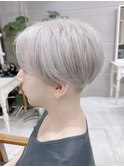 シルバーカラーツーブロックマッシュショート　ブリーチカラー