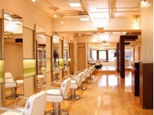 ヘアードレッシング ベーアッシュ(Hair dressing b.h.)の雰囲気（1席1席の間が広々としているゆとりのある空間）