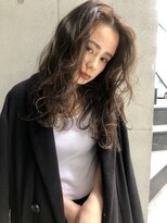 外国人風センターパートグレージュロング