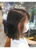 前髪あり 外ハネ切りっぱなしボブ イヤリングカラーベージュ
