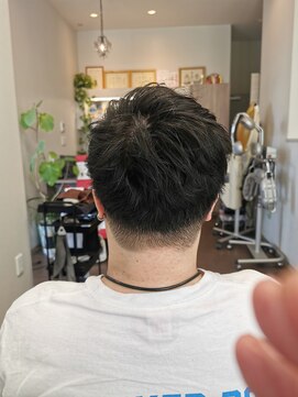 ドゥージングヘアースクラッチ(Dozing Hair Scratch) ツーブロックからの自然な刈り上げスタイル
