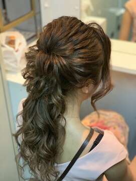 グロウ(grow) 【ヘアアレンジ】ローポニーテール