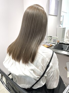 シアン バイ アルテフィーチェ(CYAN by artefice) シアベージュ　ケアブリーチ　レイヤーカット  顔まわりレイヤー