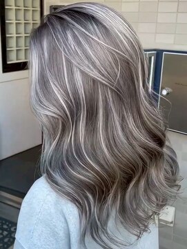 オニキス 原宿(ONYX) r148 ハイライト白髪白髪ぼかしカットバレイヤージュ