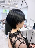 丸みのあるショートで女性らしく.サイドバングで小顔効果◎