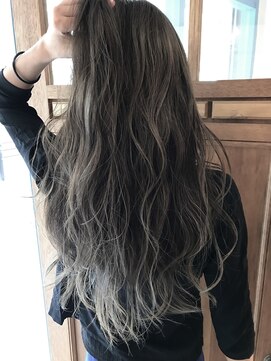 リリー(Lilly) 【Lilly】極細ハイライトが色気をつくる外国人風カラー