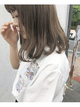 ヘアデザイン ソラ(Sola) ハイトーンホワイトベージュ 内巻きふんわりボブ