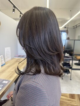 リジー(Litzy) ’グレージュカラー×ミディアムレイヤー’