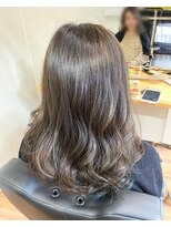 りんごの木&nbsp;ブルーのチラ見せハイライト入り上品ゆるロングスタイル