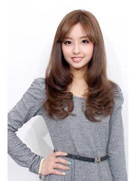 パージスイート(Parge Suite) マロンベージュ髪のこて巻きロング