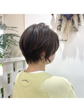 フゥカ 類家店(fuka) 八戸ふんわりショート透明感コバルトアッシュ20代30代40代