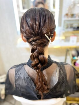 アトリエビューティーアミュ(atelier beauty AmU) 結婚式 二次会 お呼ばれ 編みおろしポニー パール・ゴールドピン