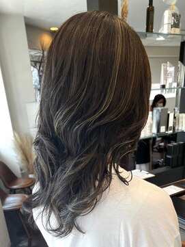 ローレン(LOREM) ロングレイヤーカット/ポイントハイトーン×暗髪/美髪/髪質改善