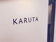 カルタ(KARUTA)の雰囲気（外観は真っ白な壁で外から中がみえません）