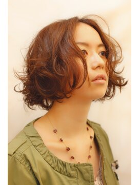 ブーケ(BOUQUET) センターパート真ん中分け　外国人風カール