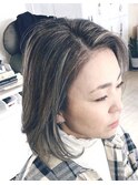 白髪ぼかしハイライトアッシュカラーセンターパート大人ミディ