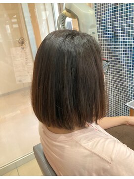 スタジオ アルファプラス 日暮里店(studio α+) ステップボーンカットカットボブショートハイライト白髪ぼかし