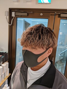 コワファーストナガサキシャンプーボーイ(COIFF1RST NAGASAKI SHAMPOO BOY) ミルクティーベージュ×波巻きスパイラルパーマ