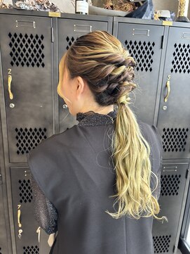 アチーブリス(achieve Liss) ローポニーヘアアレンジ大人可愛いい編みおろしお呼ばれヘア