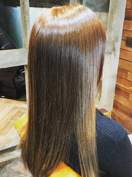 ルーム たまプラーザ(RooM)の写真/コハク酸由来のトリートメントで髪にうるおいとツヤを与えます。