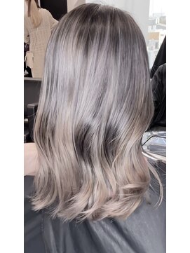 アライブ キチジョウジ(ALIVE Kichijoji) エアータッチバレイヤージュ白髪ぼかし/ケアブリーチハイライト