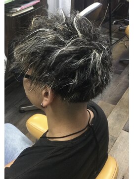 ヘアースペース 練馬店(hair space COCO) フェイドカットにツイストパーマを当ててホワイトハイライト