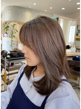 シオン(sion) ミディアムレイヤーカットスタイル　チョコレートブラウン