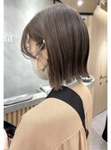 ワンカラーでできるグレージュ 耳掛けボブ