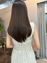 カミエ(kamie) ブラウンロング × 上質な艶感が引き出す大人の魅力