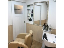 リーフ(Leaf)の雰囲気（個室で施術。ワンストップでフルフラットのシャンプー台。）