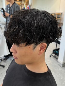 フゥ 宇都宮(FeU) 波巻きパーマセンターパートツイストパーマメンズマッシュパーマ