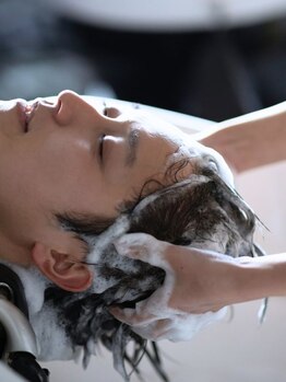 フィーフォーメンズサロン 福岡大橋店(fee for men's salon)の写真/【大橋駅スグ】男の頭皮を知り尽くした、プロの技を体感。極上ヘッドスパで未来の髪も守ります。大橋駅1分