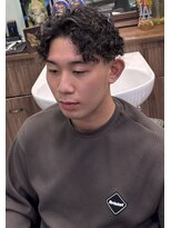ケーエムシーセントラルルーツ(KMC Central Roots)&nbsp;波巻きスパイラル × センターパートマッシュスキンフェード