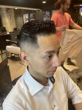 フランクスバーバー アンド ビアークラブ(FRANK'S BARBER and BEER CLUB) ミドルフェードフェザーアップ