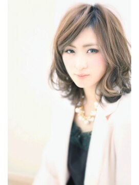 アルティインターナショナル(ALTI INTERNATIONAL) 小顔を強調するひし形シルエットのセミディ☆〈旭川〉